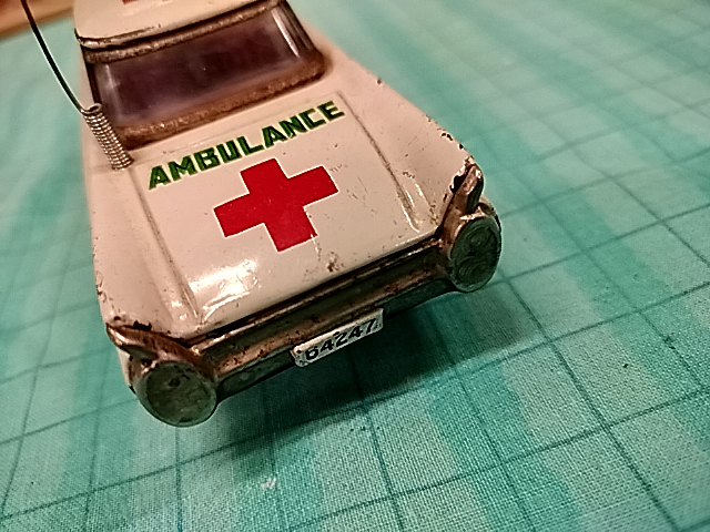 Gammel tin-ambulance. Mange brugsspor, men flot